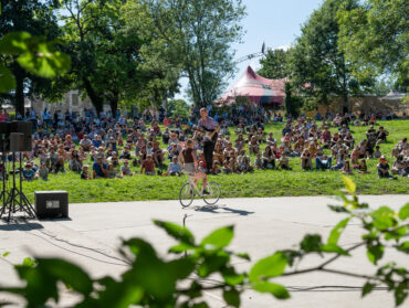 Spectacle-de-cirque-au-festival-les-beaux-jours-au-parc-de-la-Bégraisière