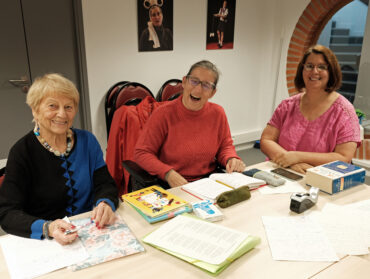 De guache à droite : Josette, Tonja et Karelle pendant l'atelier d'écriture de l'Espace 126