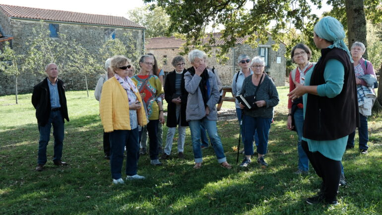 Les participants à la balade découverte des plantes sauvages comestibles