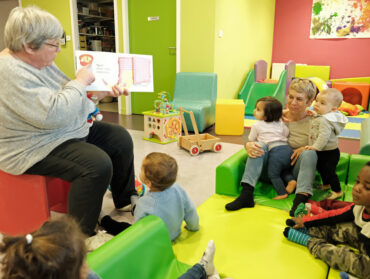 Temps de regroupement au Carré des services. Lecture d'un album aux enfants.