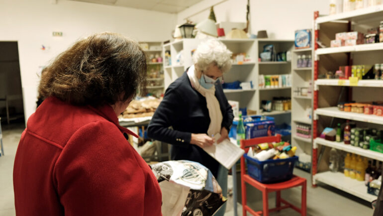 Une bénéficiaire dans les locaux de l’épicerie solidaire avec une bénévole du Secours populaire.