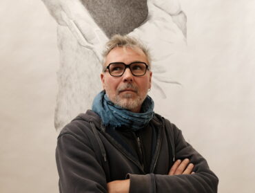 Matthias Saillard devant un de ses dessins au stlylo noir de soldat américain