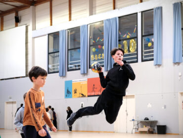 Jeune handballeur s'apprêtant à tirer au but