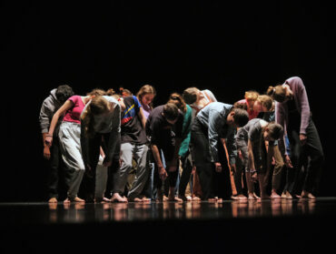 Des adolescents dansent sur la scène du théâtre ONYX dans le cadre du festival des Indisciplinées.