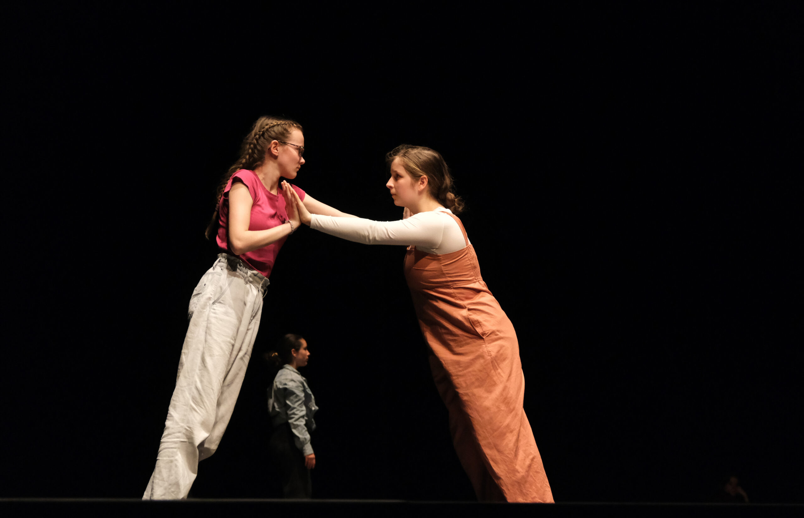 Des adolescents dansent sur la scène du théâtre ONYX dans le cadre du festival des Indisciplinées