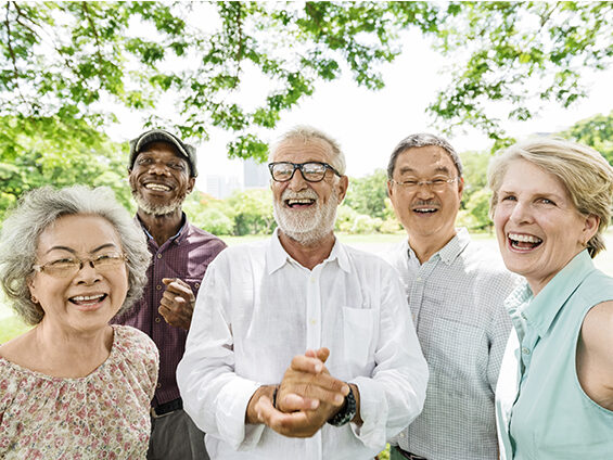 Personnes âges en groupe et souriantes