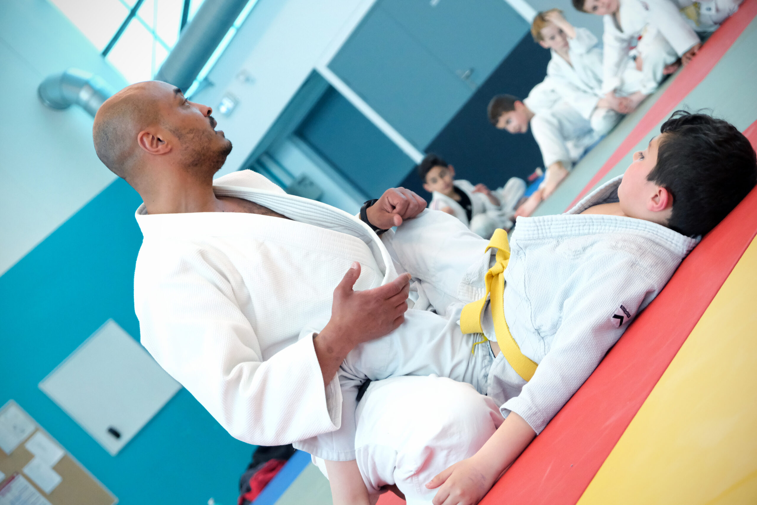 Enfants pratiquant le judo.