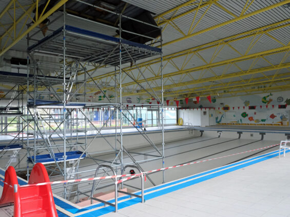 Vue d'ensemble du bassin de la piscine Renan, vidé, et dans lequel a été installé un échaffaudage.
