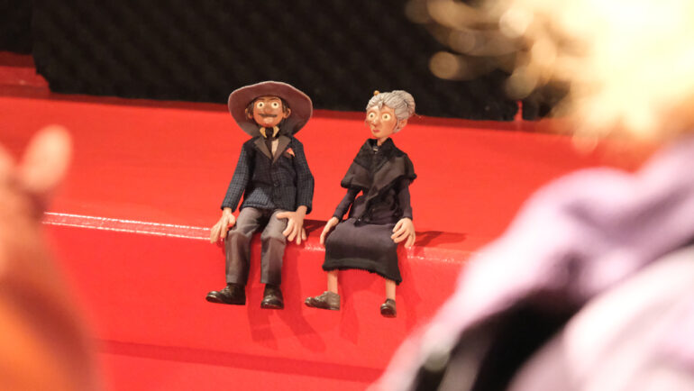 Les marionnettes de Luigi et Cesaria sont assise au bord de la scène du Lutétia.