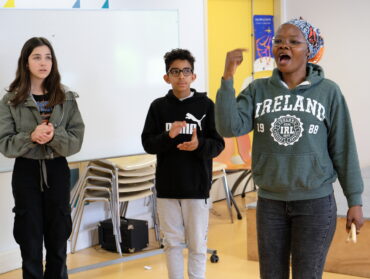 La chanteuse Nayel Hoxo apprend les chansons aux élèves