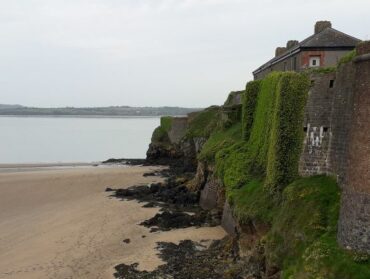 On peut apercevoir le Fort Duncannon dans le comté de Xeford. En arrière plan on peu voir la mer.