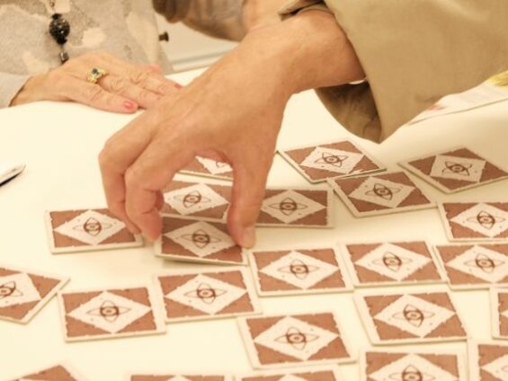 On peut voir en gros plans la main d'un senior entrain de jouer au carte.