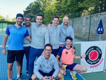 Les joueurs de l'équipe fanion masculine posent d part et d'autre du filet de tennis en extérieur.