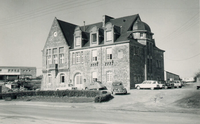 Vue du bâtiment historique, aucun autre bâtiment n'est visible sauf en arrière plan l'école Jacqueline Auriol.