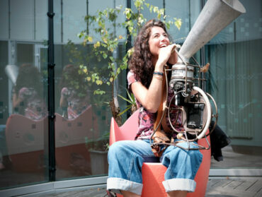 Portrait de Carine Henry avec sa collecteuse sonore dans les mains