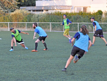 Action sur le terrain de joueurs et joueuses en train de se passer le frisbee