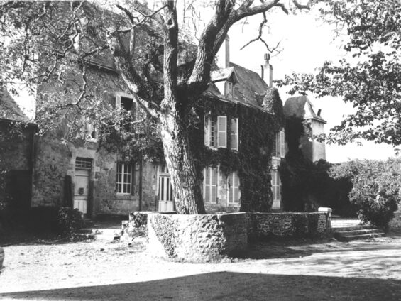 Photo en noir et blanc du logis principal du Manoir