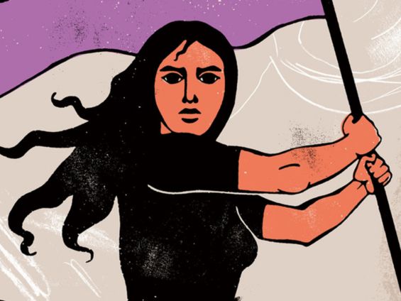 Une femme vêtue de noir et les longs cheveux au vent porte un grand drapeau violet.