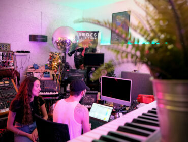 Deux musiciens travaillent dans un studio d'enregistrement