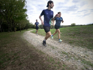 Deux coureurs dans un parc.