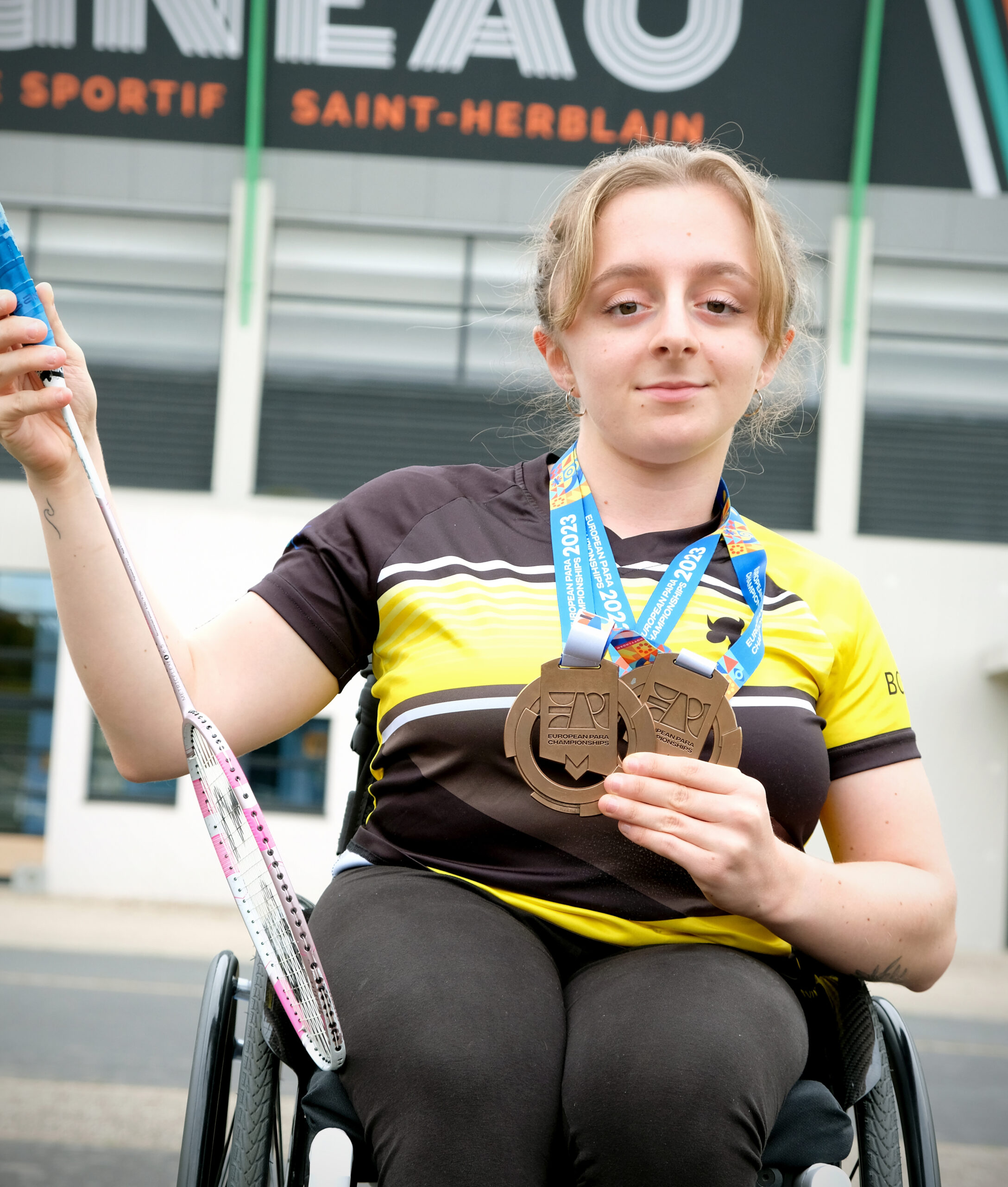 Marilou Maurel pose avec ses médailles de vice-championne européenne de parabadminton