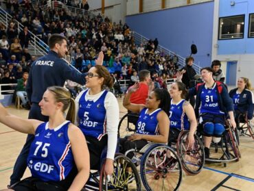 Les joueuses de l'équipe de France les unes derrière les autres le jour du match le 25 janvier 2024.