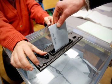 Une personne s'apprête à voter.
