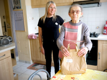 Une personne âgée se fait livrer son repas à domicile.