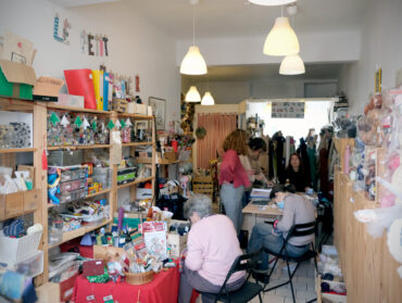 L'intérieur du local de l'association Au Petit Grenier est rempli de pelotes de laines, de boutons, d'aiguilles...