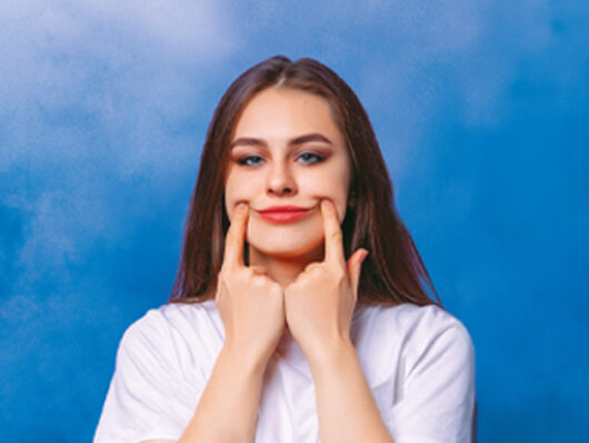 Femme qui se force à sourire