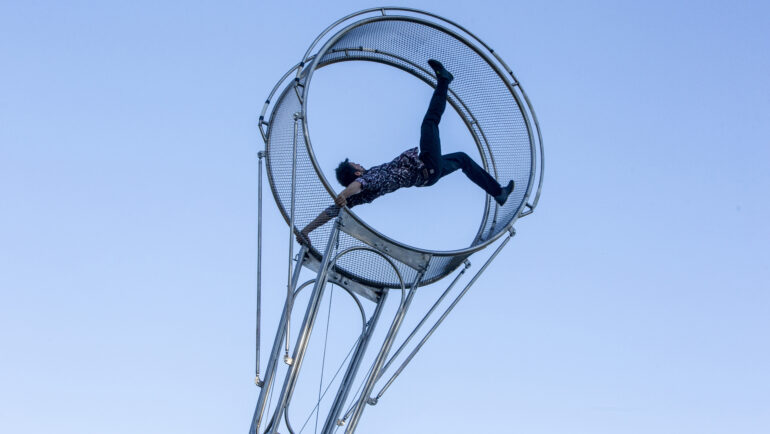 Un homme est dans les airs dans une roue de la mort.