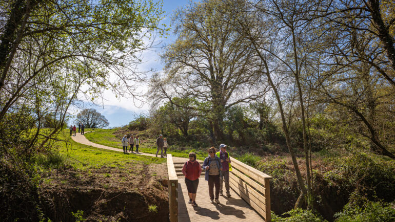 Des marcheurs traversent une passerelle, Cours Hermeland.