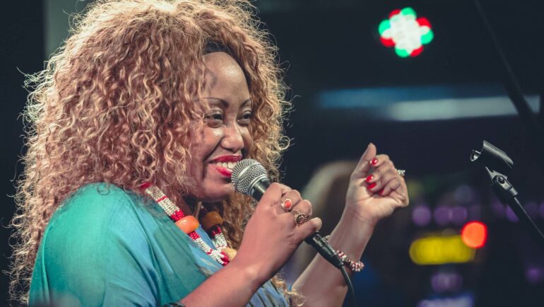 Gros plan sur Martha Galarraga qui chante sur scène.