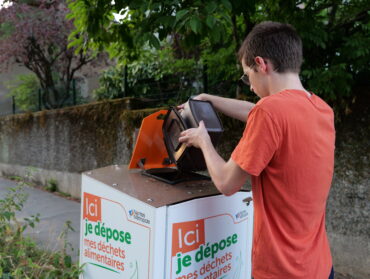 Un jeune homme composte ses déchets alimentaires