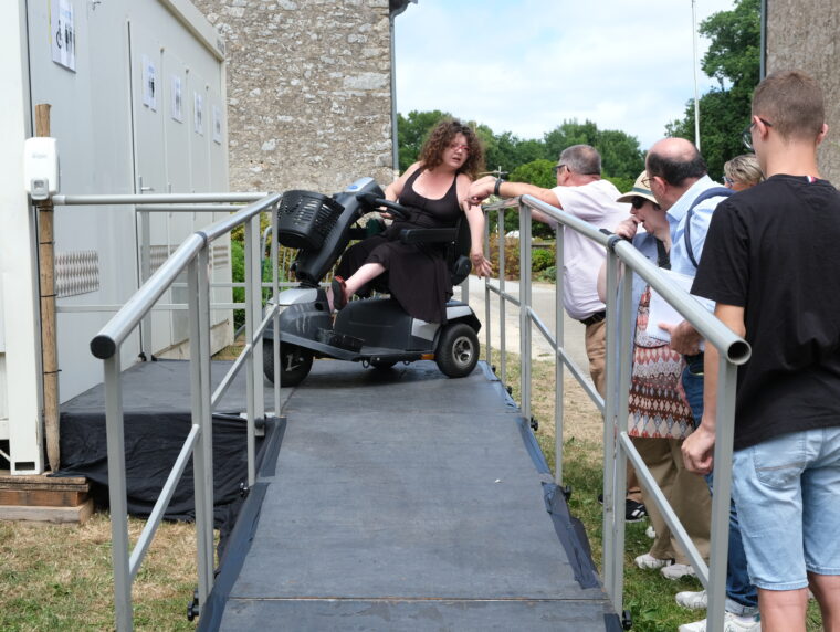 Une revue de site avec une personne en fauteuil roulant qui vérifie l'accessibilité aux toilettes