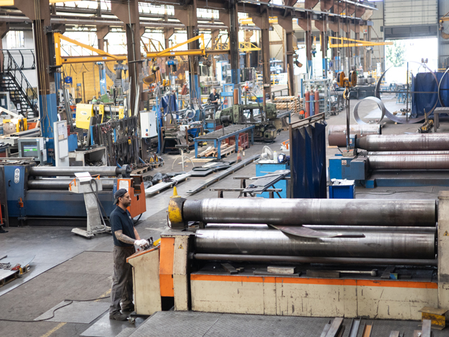 Plan large sur l'atelier des laminoirs de l'entreprise SFCMM.