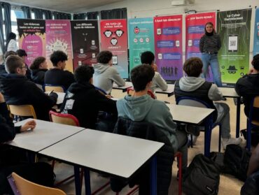 Atelier de sensibilisation face à des élèves.