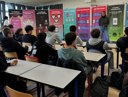 Atelier de sensibilisation face à des élèves.