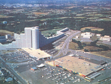 Vue aérienne de l’immeuble du Sillon, du magasin Record et de sa galerie prise en 1975.