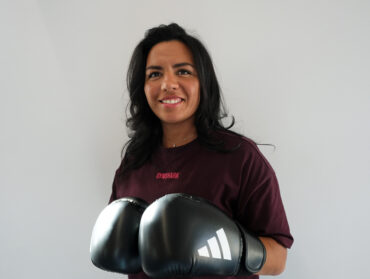 Portrait de Sakina Mimouni portant des gants de boxe