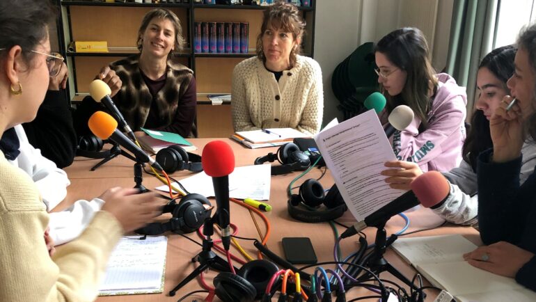 Des élèves de l'atelier radio du lycée Carcouët sont autour d'une table sur laquelle sont disposés de nombreux micros.