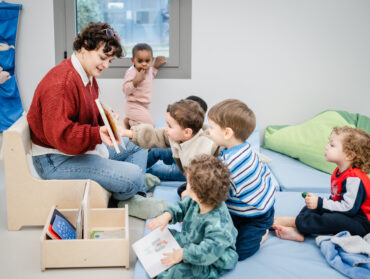 Temps calme avant le repas, durant lequel Léonie, éducatrice de jeunes enfants, lit des histoires aux enfants et interagit avec eux.