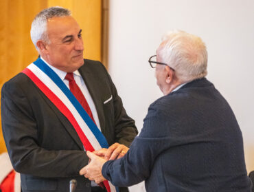 Bertrand Affilé reçoit son écharpe tricolore des mains de Bertrand Floc'h.