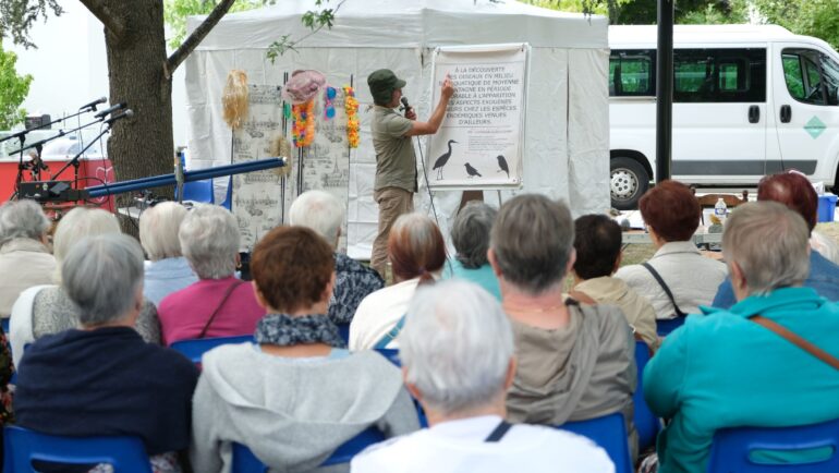 Des personnes âgées assistent à un spectacle